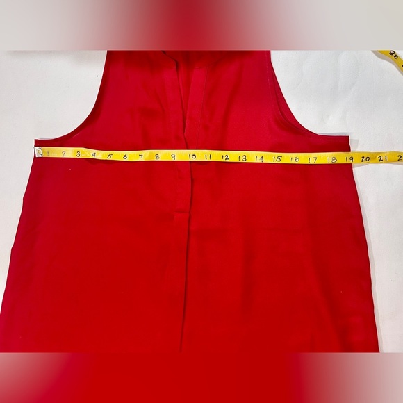 JOIE Red sleeveless split V neck top size M. - Picture 10 of 11